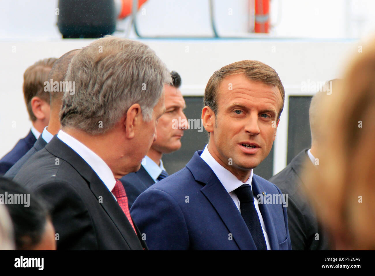 Helsinki, Finnland. August 30, 2018. Finnische Präsident Sauli Niinistö (L) und der französische Präsident Emmanuel Längestrich (R) ein Spaziergang auf dem Marktplatz nach ihrer gemeinsamen Pressekonferenz. Credit: Taina Sohlman/Alamy leben Nachrichten Stockfoto