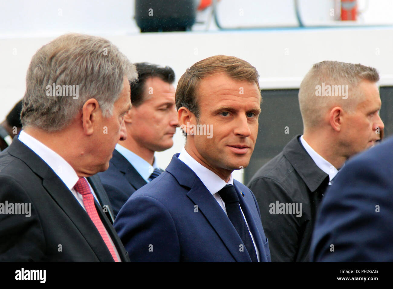 Helsinki, Finnland. August 30, 2018. Finnische Präsident Sauli Niinistö (L) und der französische Präsident Emmanuel Längestrich (C) einen Spaziergang auf dem Marktplatz nach ihrer gemeinsamen Pressekonferenz. Credit: Taina Sohlman/Alamy leben Nachrichten Stockfoto