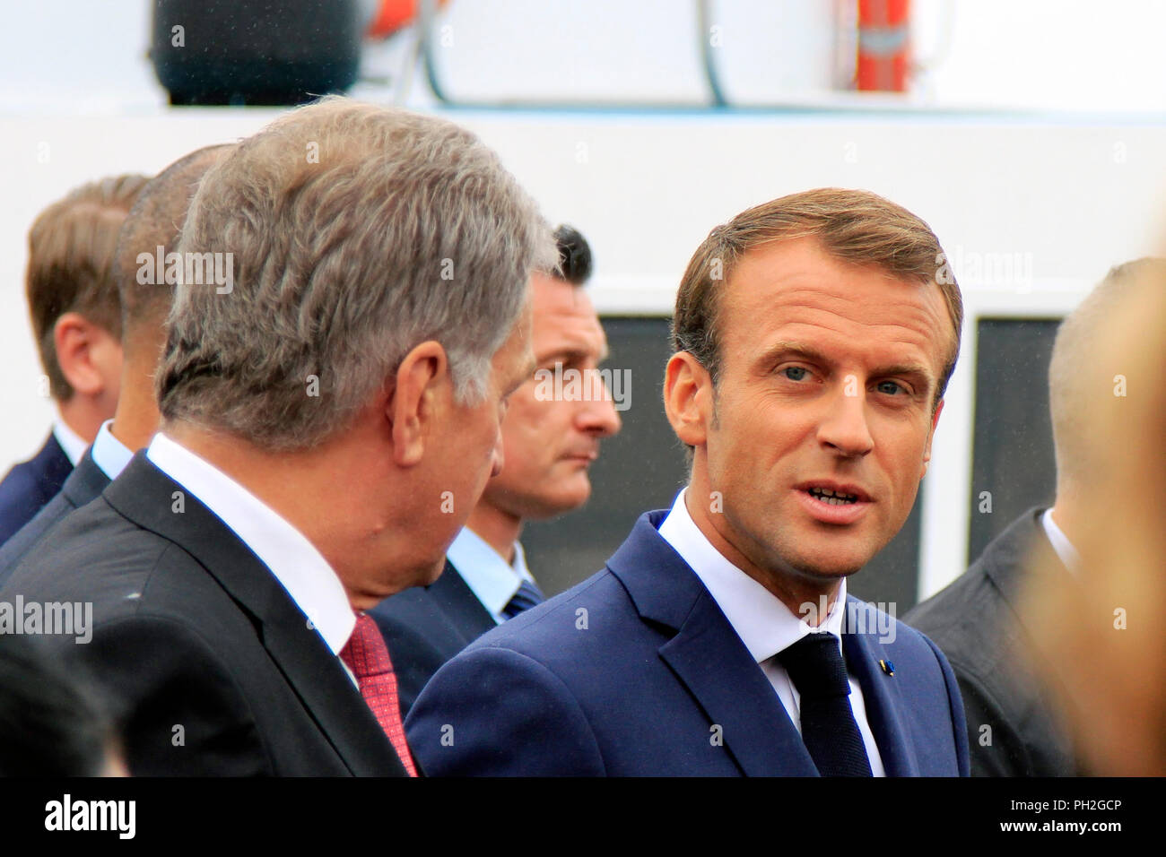 Helsinki, Finnland. August 30, 2018. Finnische Präsident Sauli Niinistö (L) und der französische Präsident Emmanuel Längestrich (R) ein Spaziergang auf dem Marktplatz nach ihrer gemeinsamen Pressekonferenz. Credit: Taina Sohlman/Alamy leben Nachrichten Stockfoto