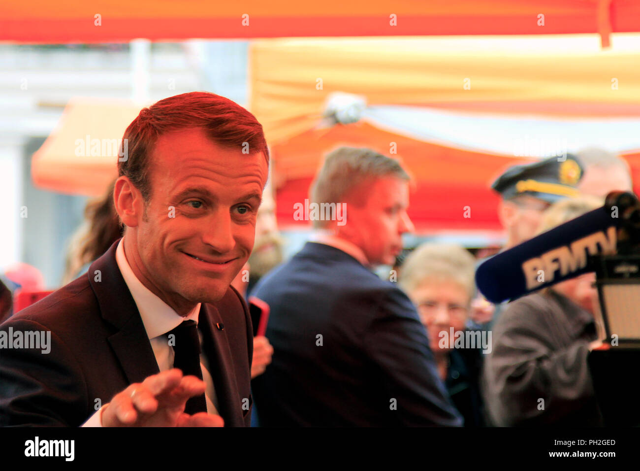 Helsinki, Finnland. August 30, 2018. Der französische Präsident Emmanuel Längestrich (L) Blätter Cafeteria am Marktplatz nach einer Tasse Kaffee mit finnischen Präsidenten Sauli Niinistö (nicht im Bild). Credit: Taina Sohlman/Alamy leben Nachrichten Stockfoto