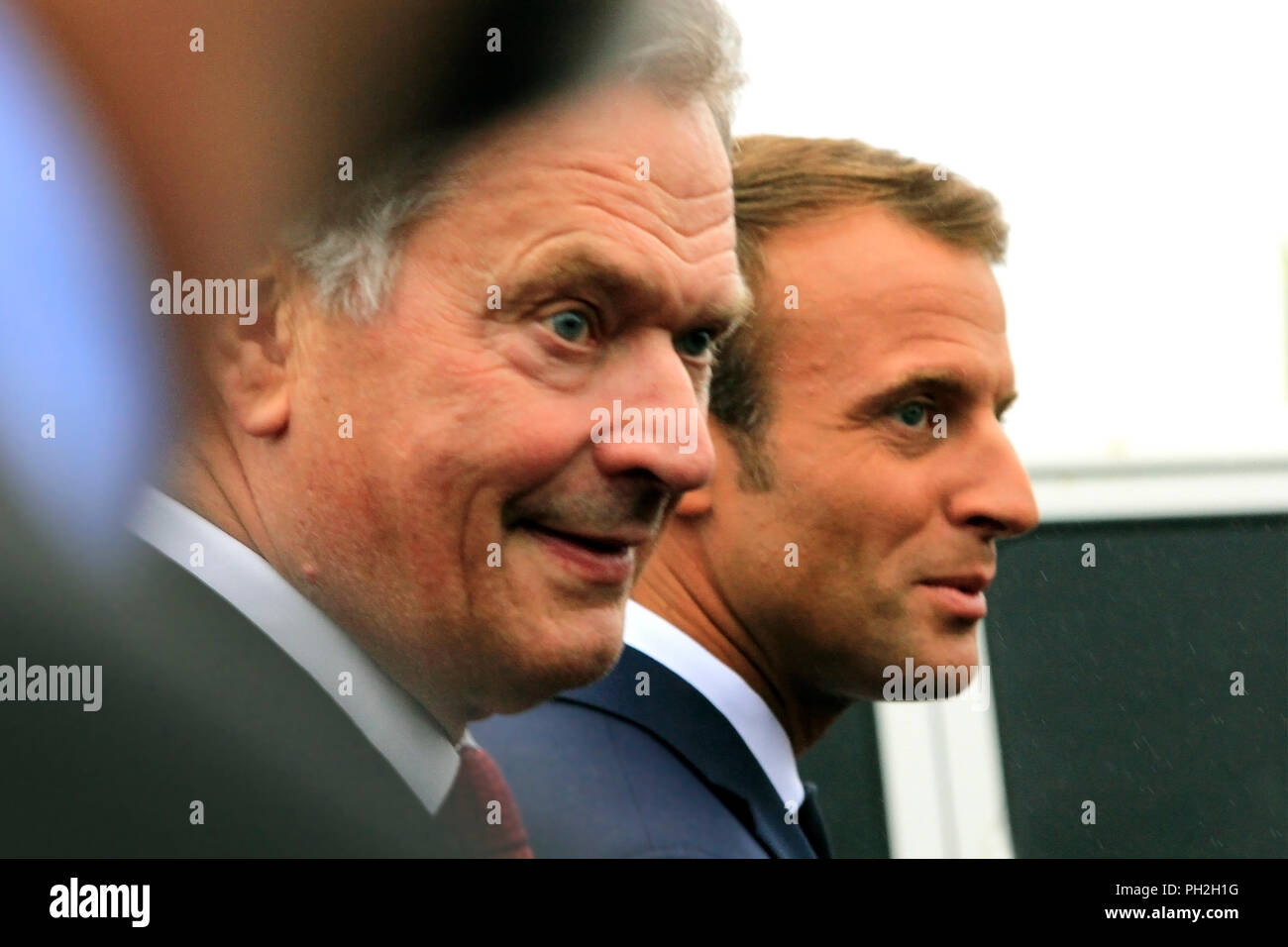 Helsinki, Finnland. August 30, 2018. Finnische Präsident Sauli Niinistö (L) und der französische Präsident Emmanuel Längestrich (R) ein Spaziergang auf dem Marktplatz nach ihrer gemeinsamen Pressekonferenz. Credit: Taina Sohlman/Alamy Leben Nachrichten. - Hinweis: Bild in voller Größe zeigt Mängel. Stockfoto