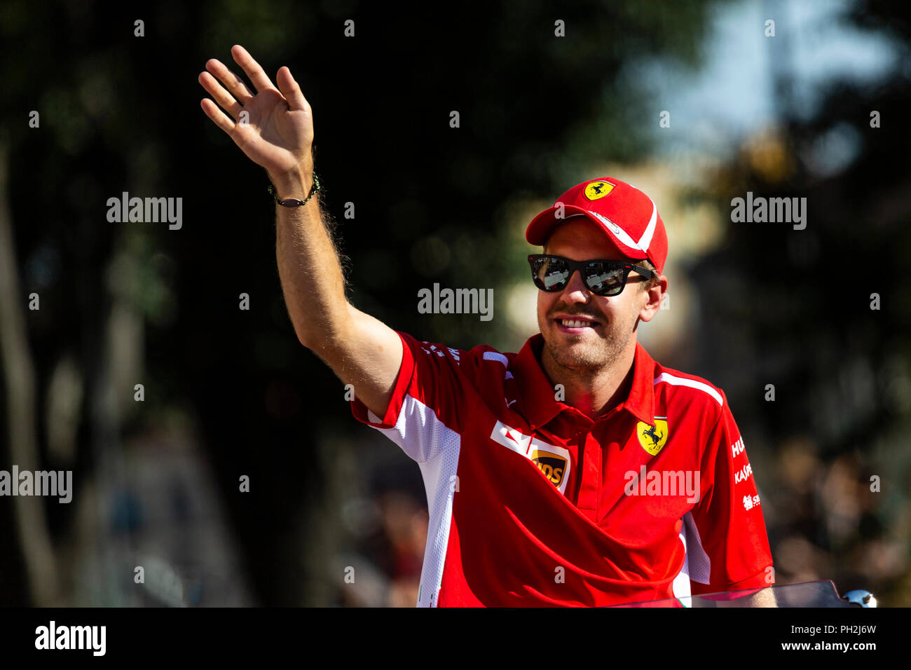 Mailand, Italien, 29. August 2018 - Sebastian Vettel von Ferrari F1 Team begrüßt die Fans während der Taucher Parade an der F1 Mailand Festival - Valeria Portinari Alamy leben Nachrichten Stockfoto