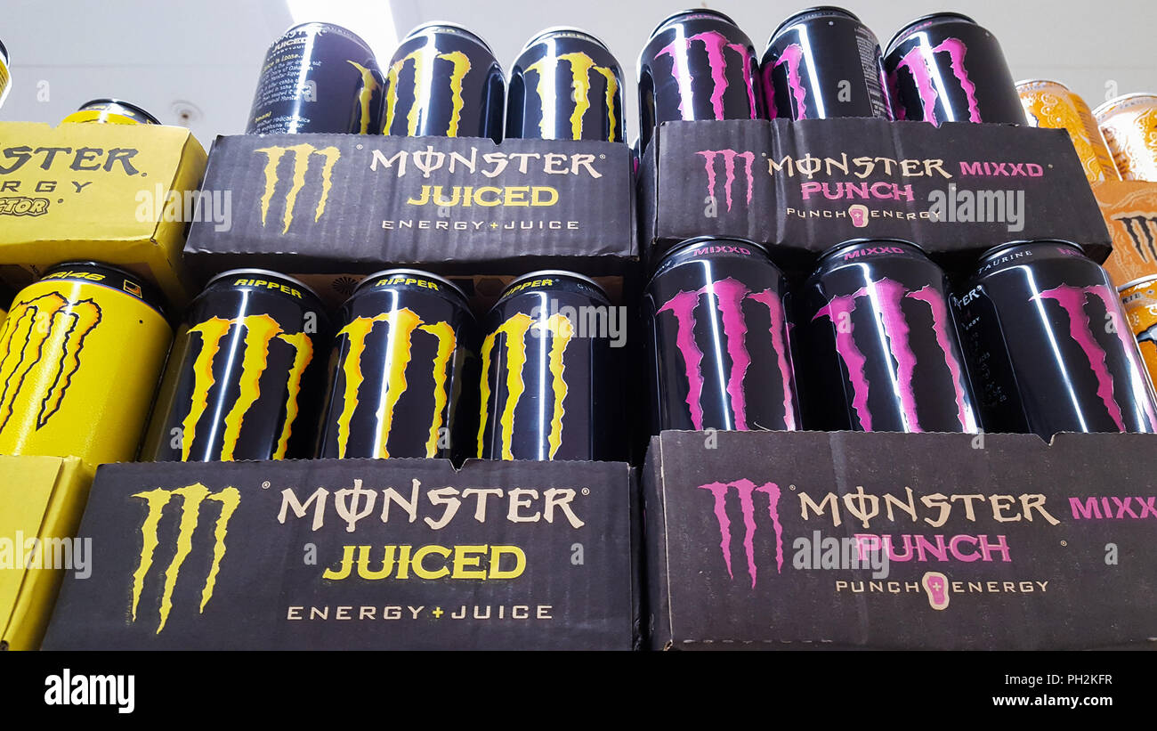 London. UK 30. Aug. 2018 - Monster Energy Drinks zum Verkauf in einem Supermarkt. Der britische Premierminister Theresa May hat angekündigt, dass die britische Regierung den Verkauf von Red Bull, Monster und andere Energy Drinks für Kinder unter 18-Jährigen, die in England unter wachsender Besorgnis über die Auswirkungen, die die hohen - Koffein, Zucker Getränke sind auf junge peopleÕs Gesundheit verbieten. Credit: Dinendra Haria/Alamy leben Nachrichten Stockfoto