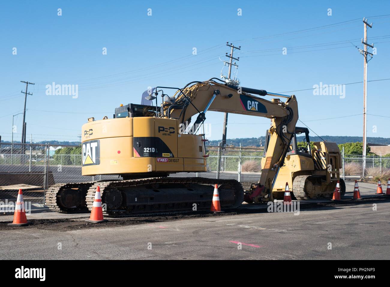 Bagger Baumaschinen in Signatur gelbe Farbe, mit Logo für Ausrüstung Firma Caterpillar (CAT) in Oakland, Kalifornien, 11. Juni 2018. () Stockfoto