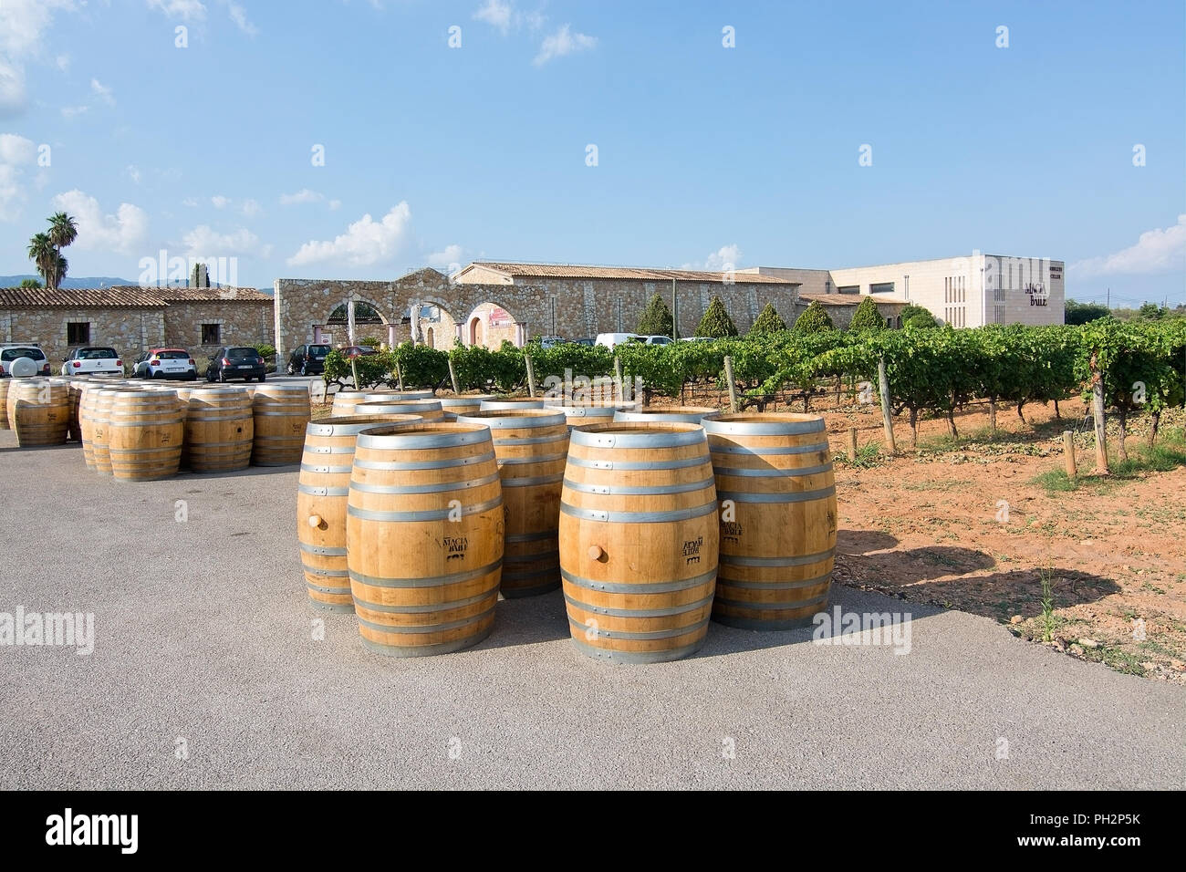 MALLORCA, SPANIEN - 22. AUGUST 2018: Weinfässer aus Eiche außerhalb großer Macia Batle Weingut am 22. August 2018 auf Mallorca, Spanien Stockfoto