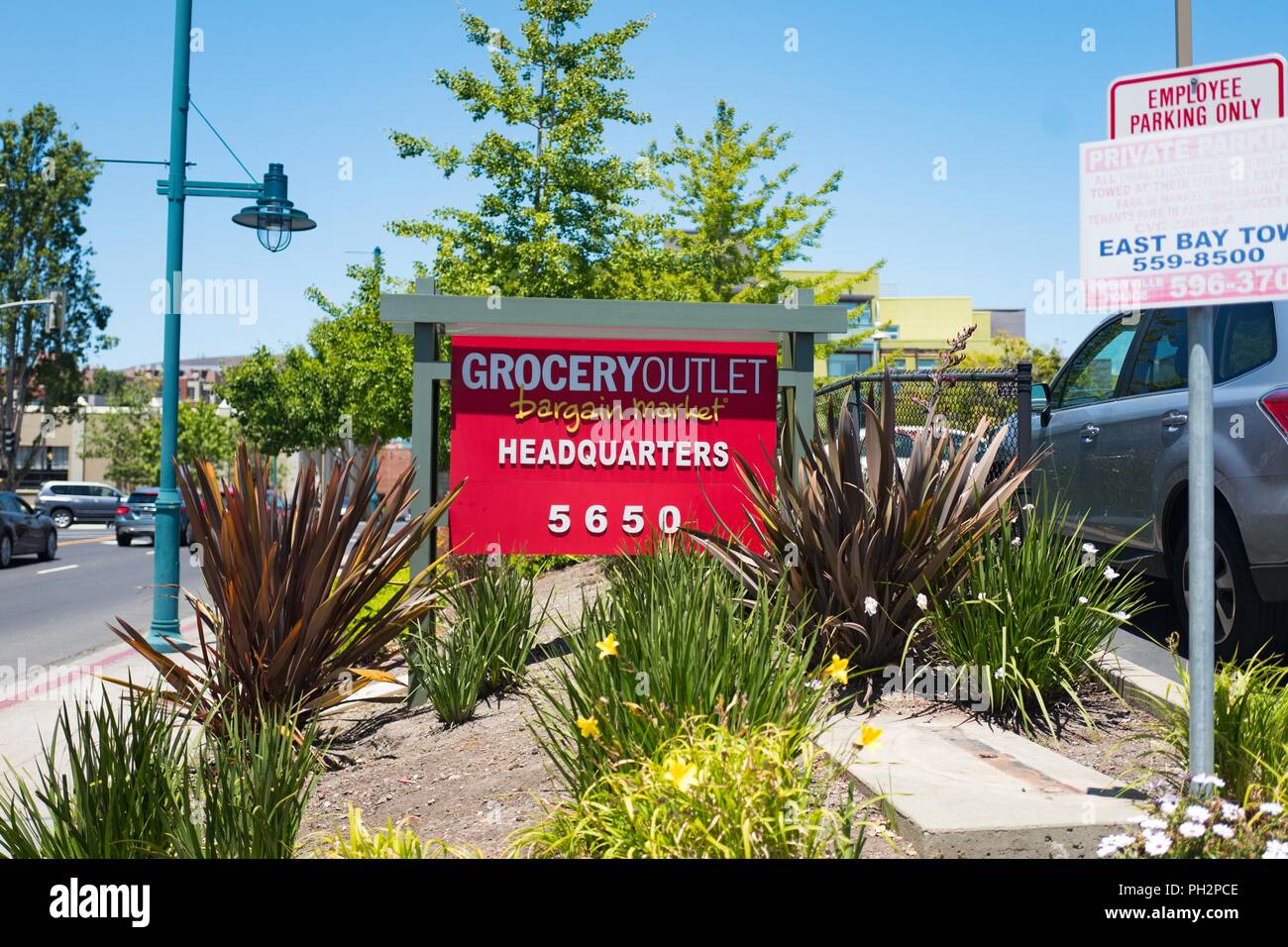 Schild mit Logo am Eingang zum Hauptquartier der regionalen Rabatt Supermarktkette Lebensmittelgeschäft Outlet, Emeryville, Kalifornien, 21. Juni 2018. () Stockfoto