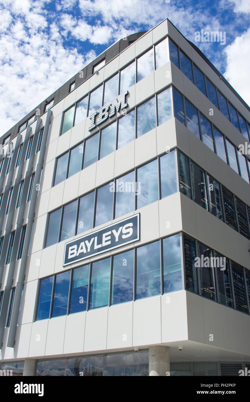 In der Nähe der Fassade des regionalen Hauptquartier der International Business Machines (IBM) mit Zeichen für bayleys Realty Group in Auckland, Neuseeland, 26. Februar 2018. () Stockfoto