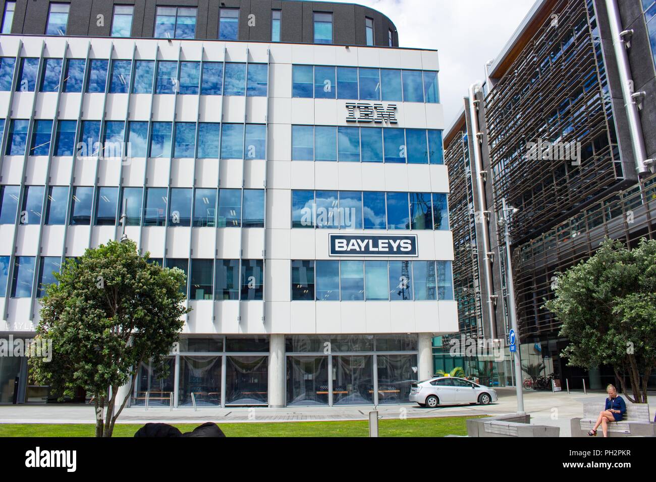 Fassade der regionalen Hauptquartier der International Business Machines (IBM) mit Zeichen für bayleys Realty Group in Auckland, Neuseeland, 26. Februar 2018. () Stockfoto