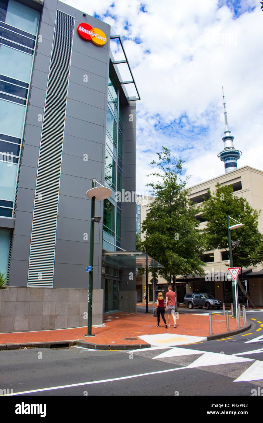 Menschen gehen vorbei an der Fassade der Regionale Hauptsitze von Mastercard in Auckland, Neuseeland, 26. Februar 2018. () Stockfoto