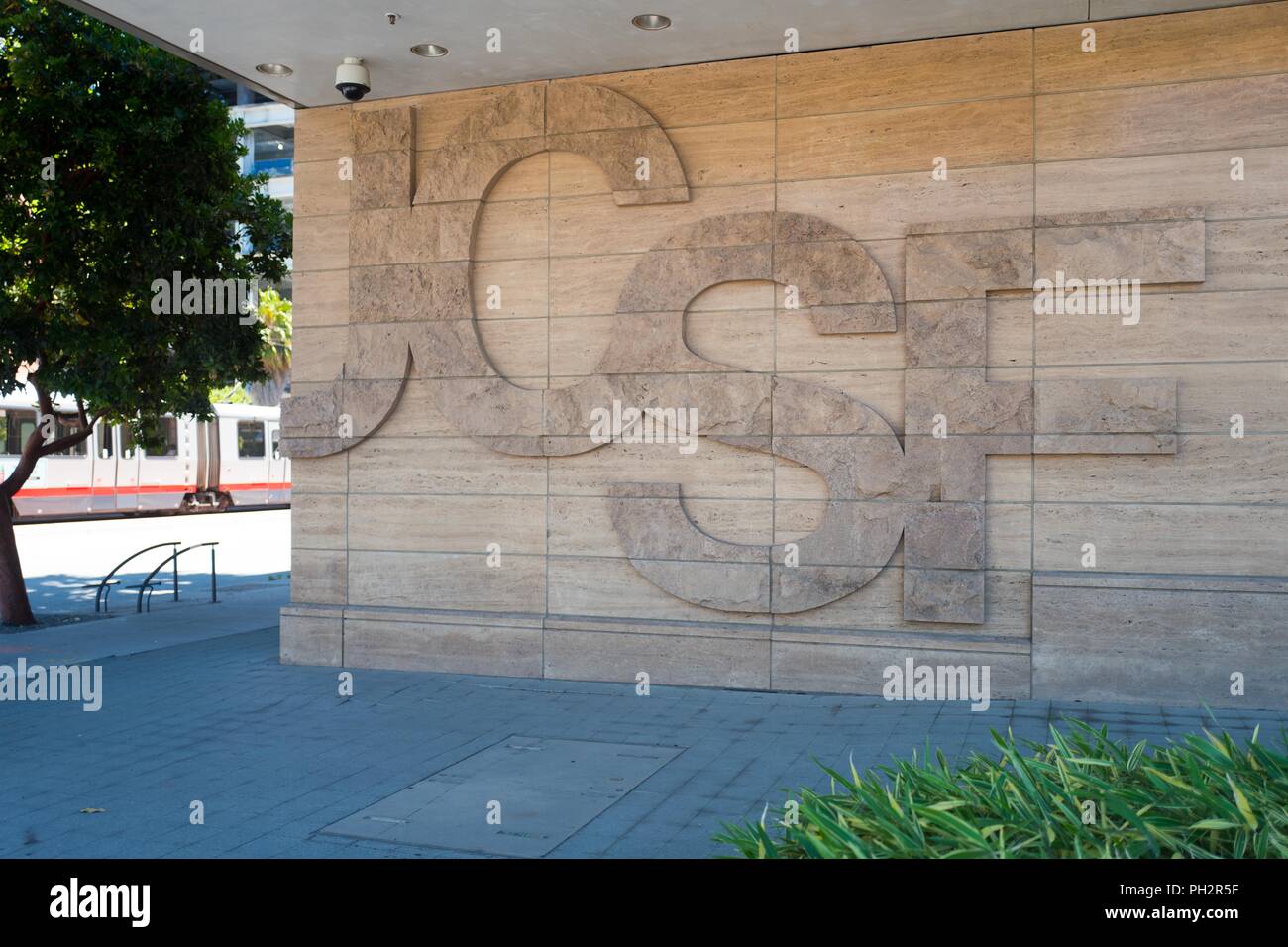 Logo für die Universität von Kalifornien in San Francisco (UCSF) Medical Center in die Wand eines Gebäudes in der Mission Bay in San Francisco, Kalifornien, 11. Juli 2018 eingebettet. () Stockfoto