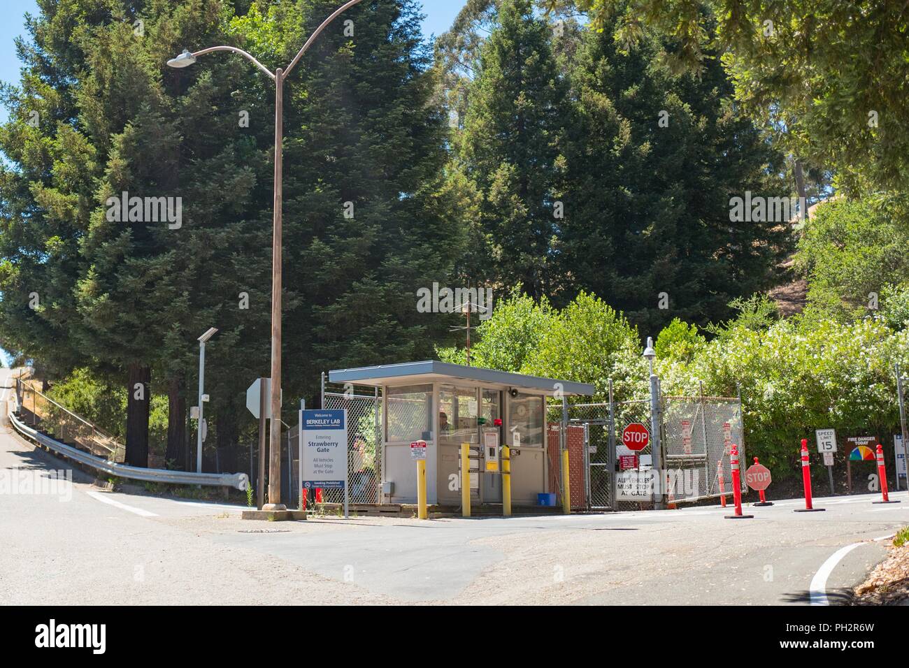 Erdbeere Tor des Lawrence Berkeley National Laboratory, einer Abteilung von Energie Labor durch UC Berkeley betrieben und umgangssprachlich als Berkeley Lab bekannt, mit einer Sentry und Zeichen sichtbar, Berkeley Hills, Berkeley, Kalifornien, 17. Juli 2018. () Stockfoto