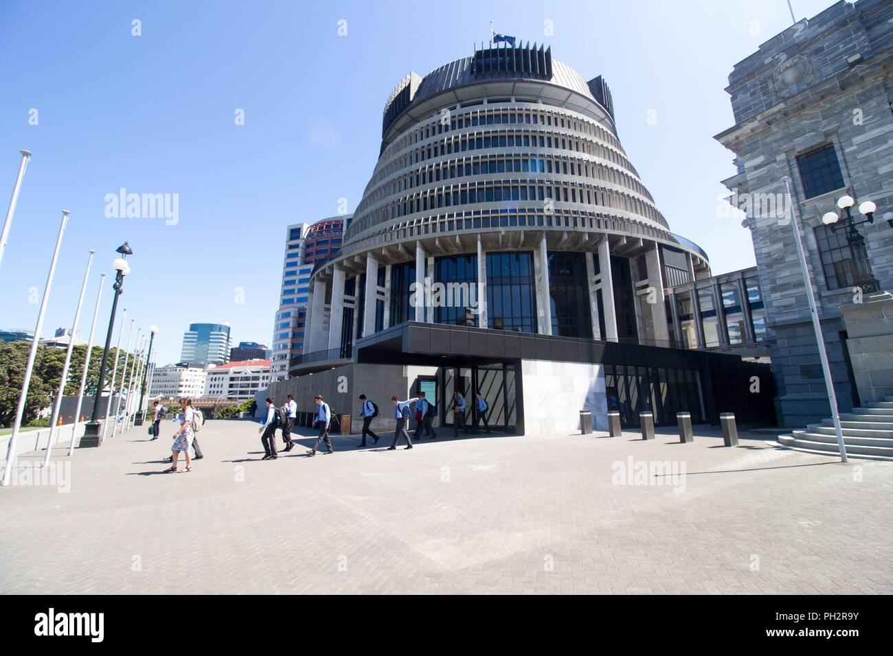 Die Menschen verlassen die "Bienenstock" Gebäude an das Neuseeländische Parlament am Lambton Quay in der Innenstadt von Wellington, Neuseeland, November 28, 2017. () Stockfoto