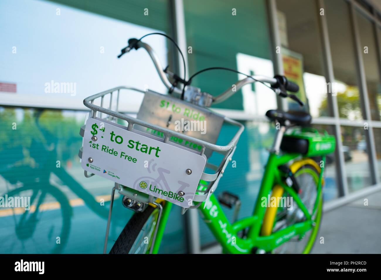 In der Nähe von dockless Elektrofahrrad von Sharing Economy Startup Kalk, Markenprodukte wie der Kalk E-Bike, in einem Einkaufszentrum im Silicon Valley, in Mountain View, Kalifornien, 28. Juli 2018 geparkt. () Stockfoto