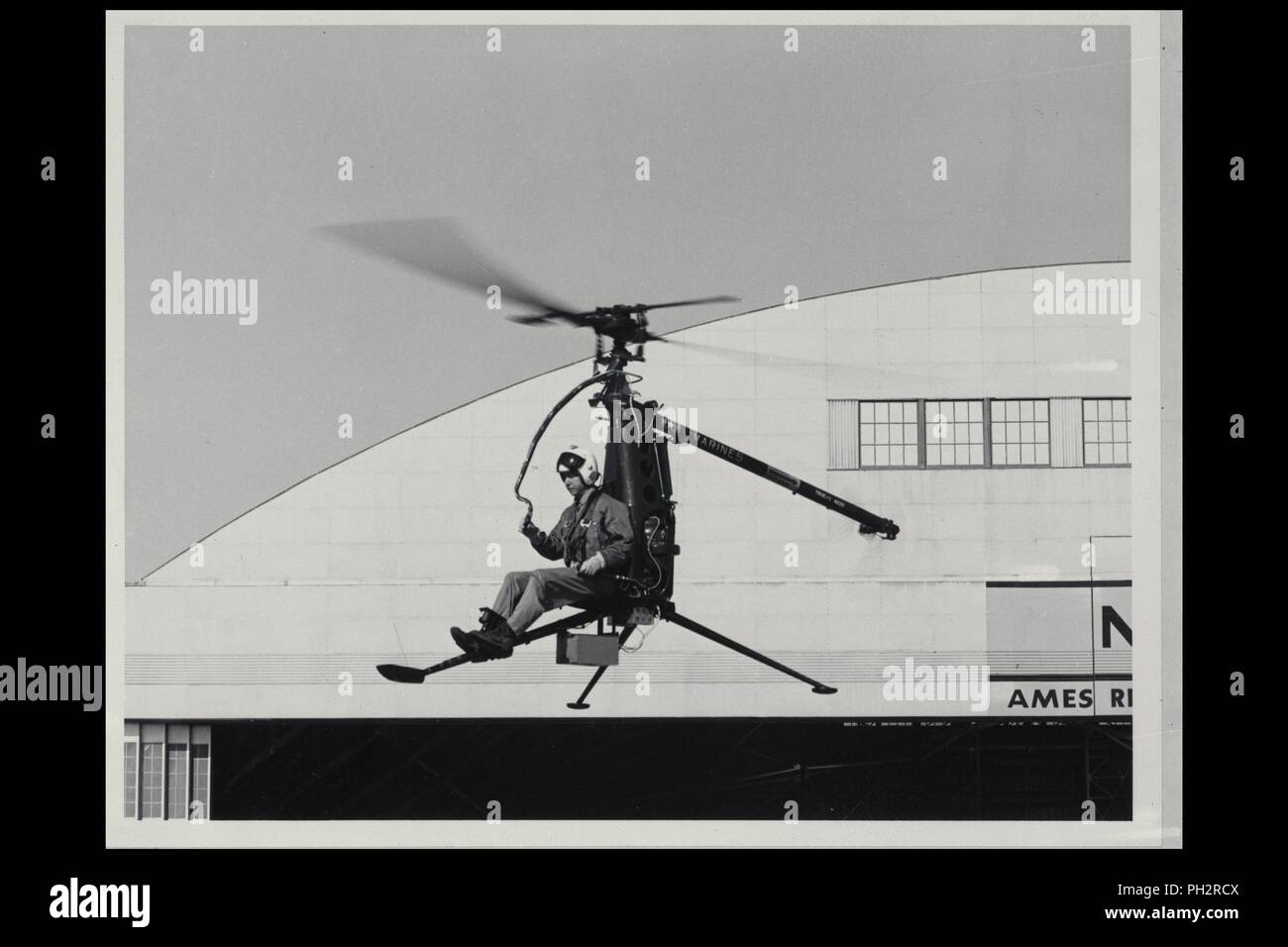 Hiller rotorcycle YROE-1, durch Hiller Hubschrauber in der Nähe von Palo Alto, Kalifornien, schwebt vor dem Ames Hangar bei einem Testflug, 1963. Mit freundlicher Genehmigung Internet Archive/NASA Ames. () Stockfoto