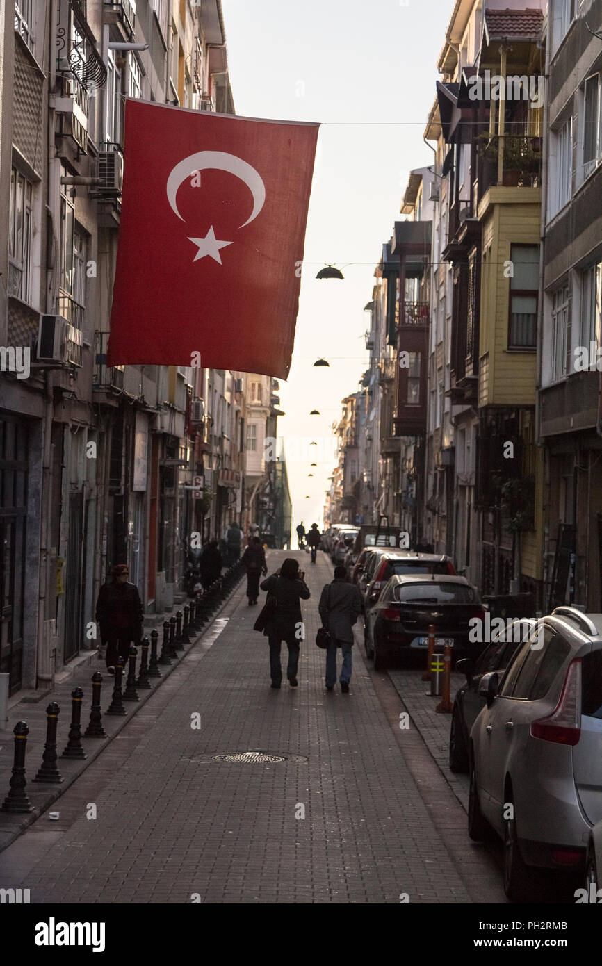 ISTANBUL, Türkei - 27 Dezember, 2015: Straße der Bezirk Kadiköy auf der asiatischen Seite von Istanbul, mit einer Türkischen Fahne aufhängen, bei Sonnenuntergang Bild von Stockfoto