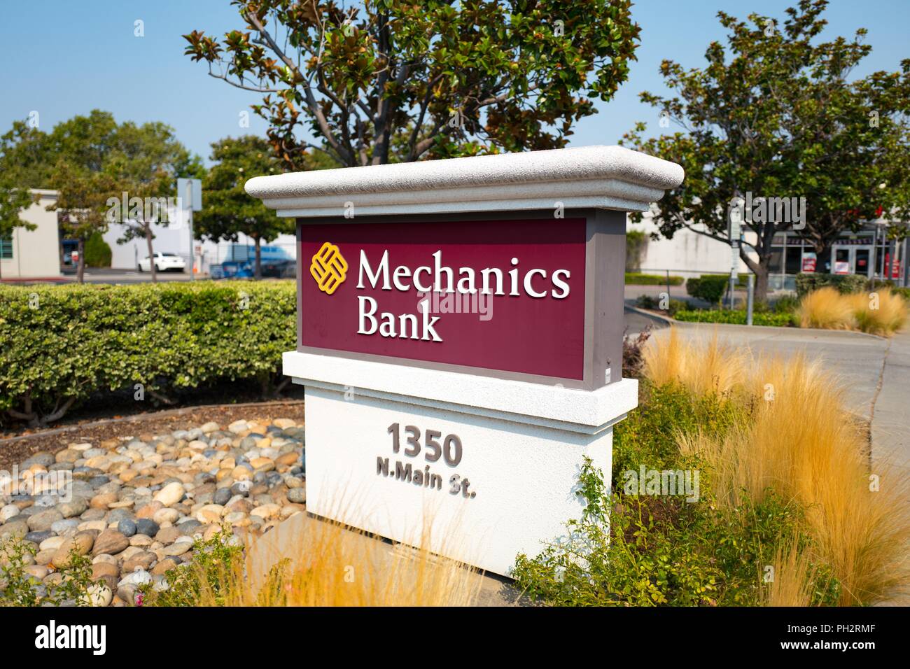 Schild mit Logo am Eingang für die Mechanics Bank Filiale in der Innenstadt von Walnut Creek, Kalifornien, 6. August 2018. () Stockfoto