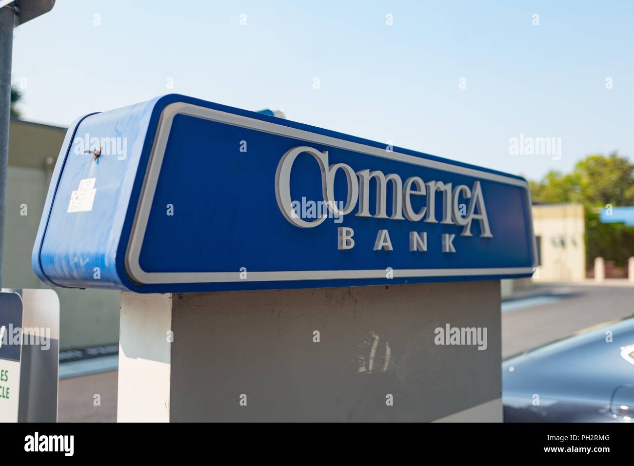 In der Nähe von Zeichen mit Logo am Eingang der Comerica Bank Filiale in der San Francisco Bay Area Stadt von Walnut Creek, Kalifornien, 6. August 2018. () Stockfoto