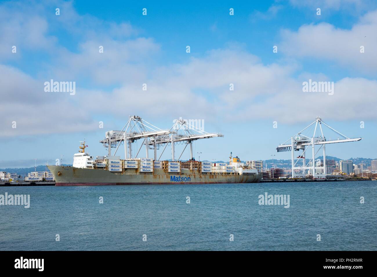 Containerschiff aus dem Matson Linie laden intermodalen Container über eine Gantry Kran im Hafen von Oakland, Oakland, Kalifornien, 13. August 2018. () Stockfoto