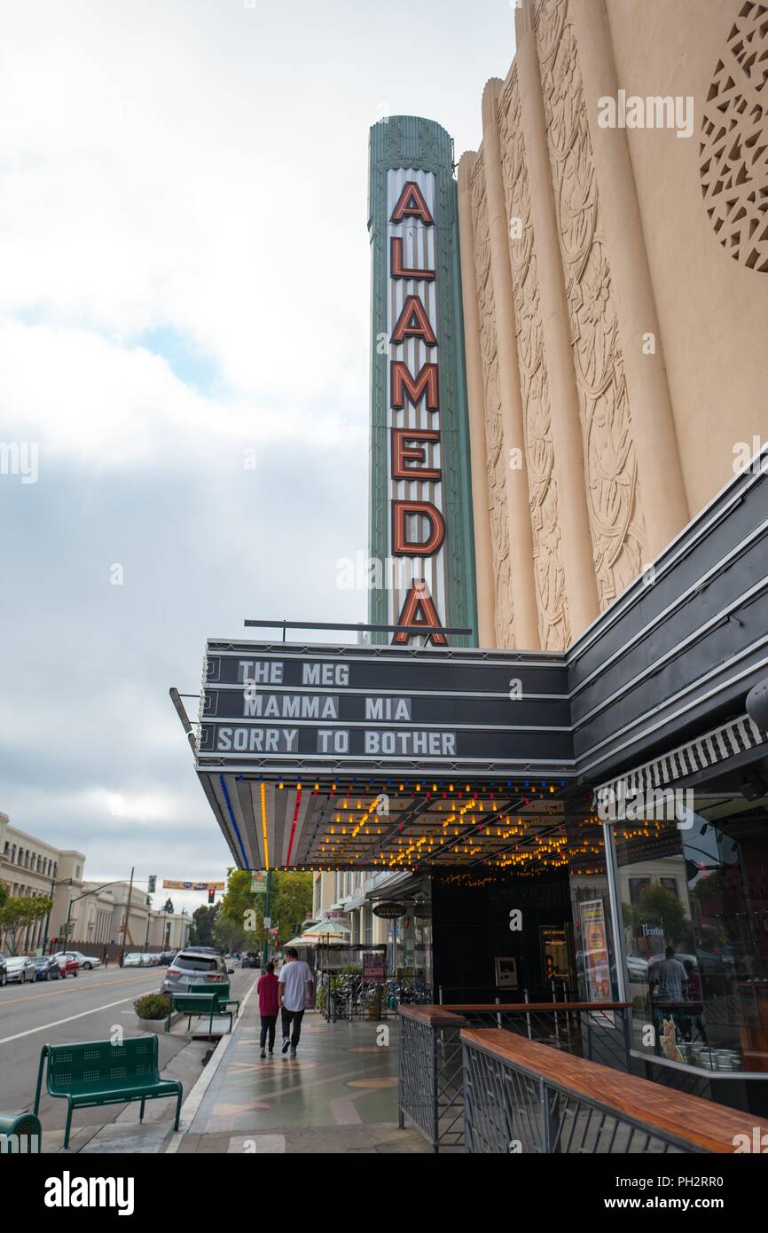 Seitenansicht von Zeichen und Festzelt an der Alameda Theatre, einem historischen Art Deco Stil Theater auf Alameda Island, Alameda, Kalifornien, 13. August 2018. () Stockfoto