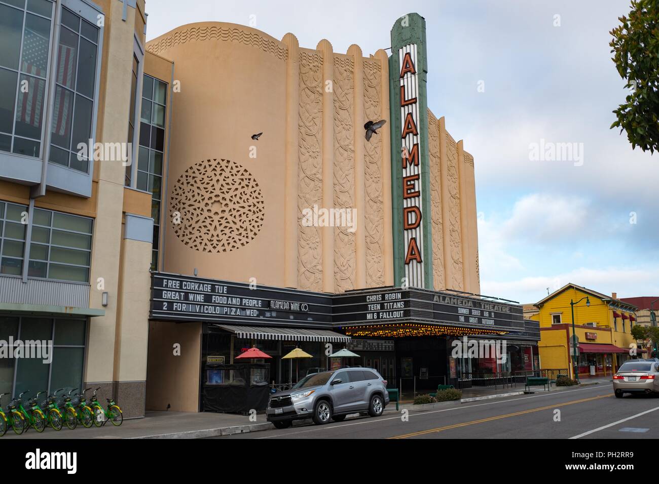 Zeichen und Festzelt an der historischen Alameda Theatre, Art Deco Stil Kino auf Alameda Island, Alameda, Kalifornien, 13. August 2018. () Stockfoto