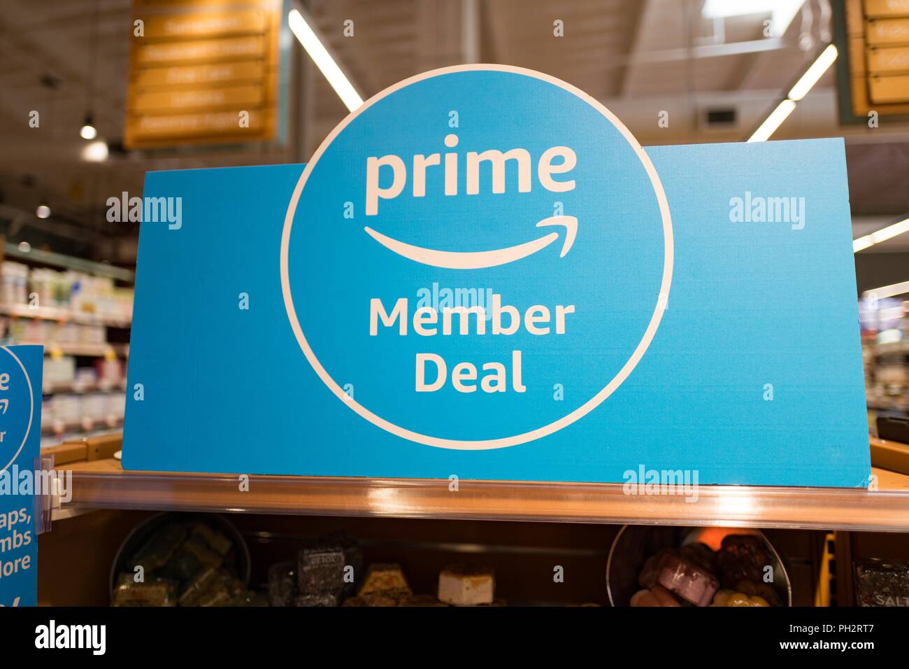 Auf Lebensmittelgeschäft Endkappe lesen Prime Mitglied beschäftigen, Werbung Rabatte für Amazon Prime Mitglieder auf einen Whole Foods Market Lebensmittelgeschäft in San Ramon, Kalifornien, 15. August 2018 unterzeichnet. () Stockfoto