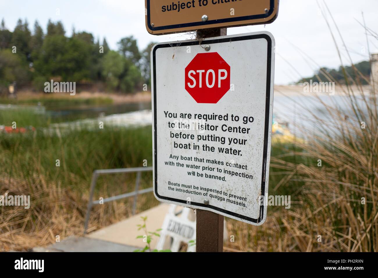 Zeichen Lafayette am Stausee in Lafayette, Kalifornien Warnungen Kreissägen für die Anwesenheit von quagga Miesmuscheln zu prüfen, eine invasive Arten bedroht, Kalifornien Wasserstraßen, 21. August 2018. () Stockfoto