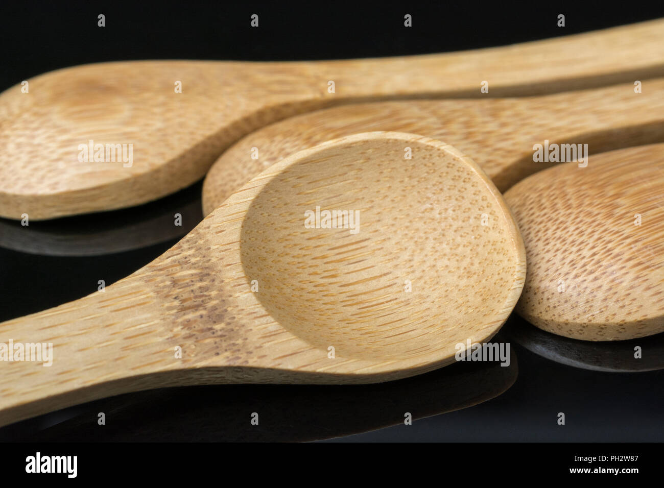 Geschnitzte Bambus Löffel (Tl) Nahaufnahmen. Metapher essen, auch "die Löffel aus Holz", schlechte Leistung, die zuletzt in einem Rennen, unten, erneuerbare Energien. Stockfoto