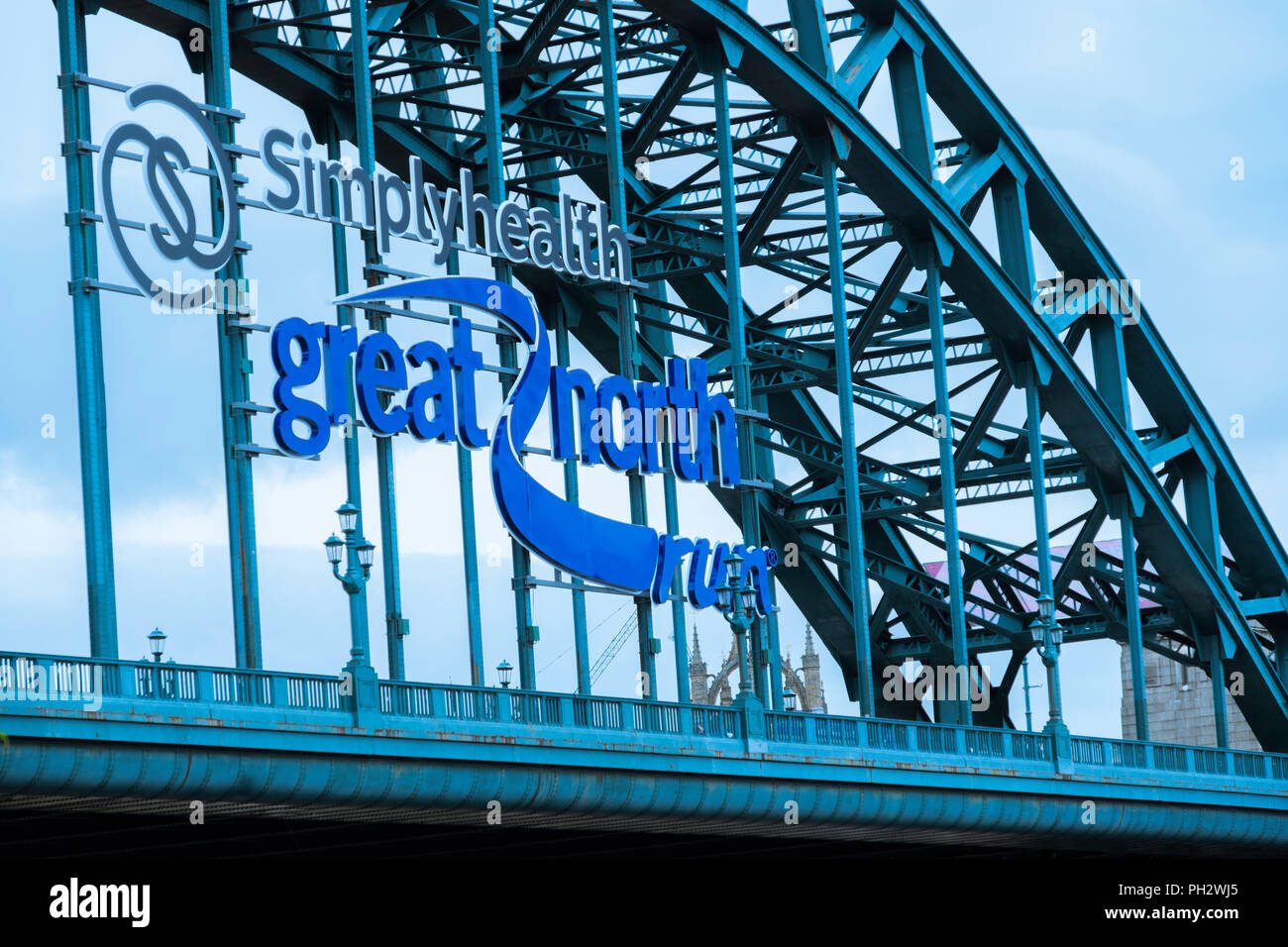 Die Tyne Bridge, eine Anzeige für die Great North Run. Stockfoto