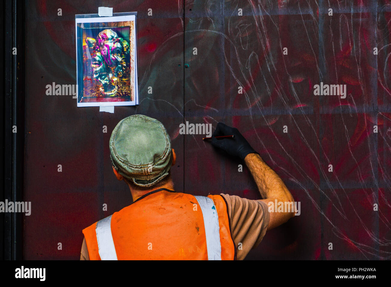 Ein Graffiti Künstler legen die Grundlage für ein neues Werk. Stockfoto