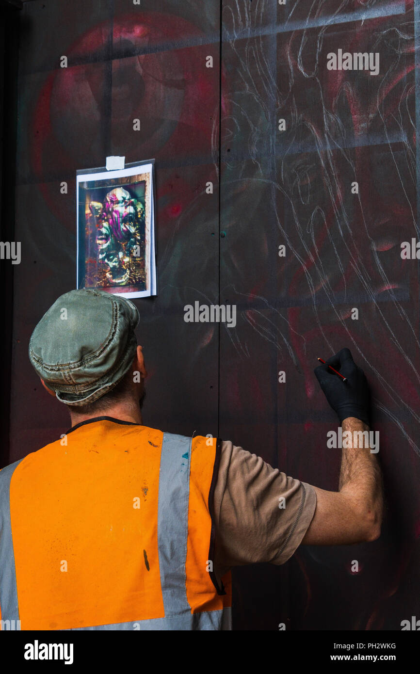 Ein Graffiti Künstler legen die Grundlage für ein neues Werk. Stockfoto