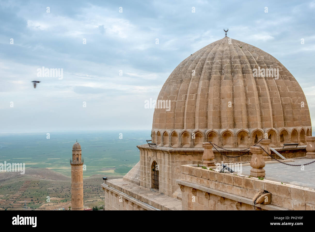 Minarett der Großen Moschee Ulu Cami bekannt auch als mit mesopotamischen Tiefebene im Hintergrund, Mardin, Türkei. Stockfoto