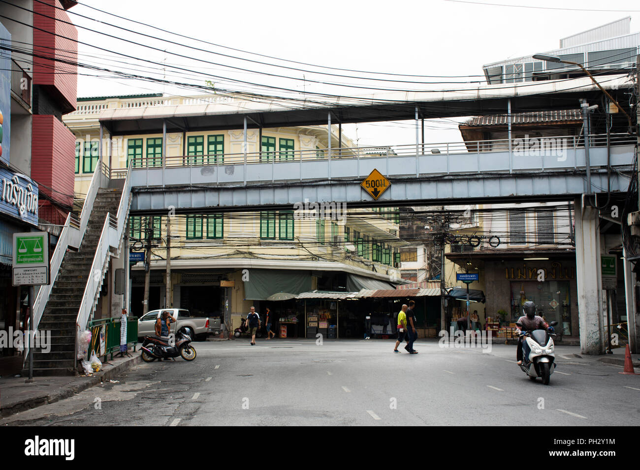 Thai Leute fahren mit dem Auto und Motorrad fahren auf Chak Phet Straßenverkehr an damrong Sathit Brücke oder Saphan Lek Schnittpunkt am 18. April 2018 in Bang Stockfoto