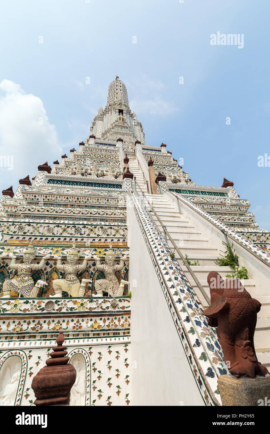 Low Angle View von Dekorierten Wat Arun Tempel in Bangkok, Thailand, an einem sonnigen Tag. Stockfoto