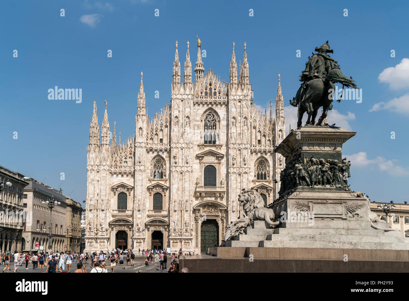 Reiterstandbild von Vittorio Emanuele II vor dem Mailänder Dom auf der Piazza del Duomo, Mailand, Lombardei, Italien | Denkmal für König Victor Emma Stockfoto