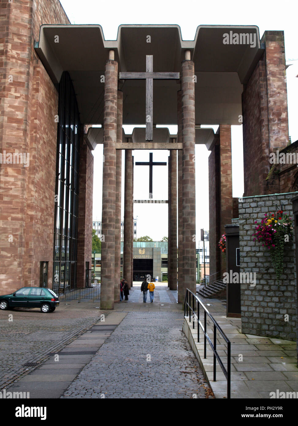 Eingang der neuen Kathedrale von Coventry, Coventry, West Midlands, England, Großbritannien, Stockfoto