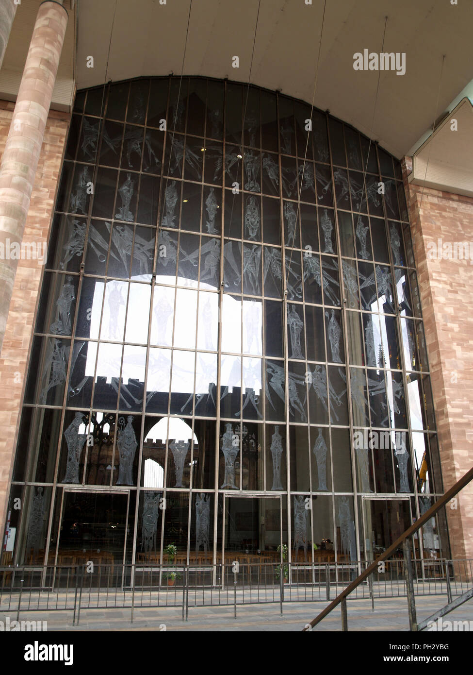 Glasfenster am Eingang der neuen Kathedrale von Coventry, Coventry, West Midlands, England, Großbritannien, Stockfoto