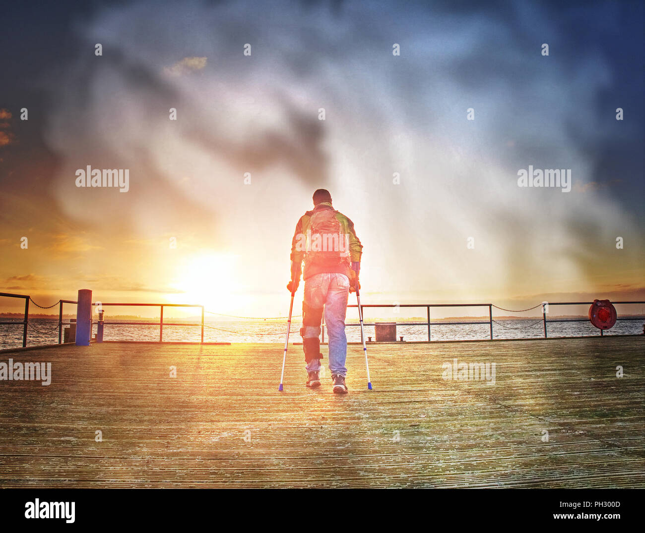 Verletzt man am Pier in den Sonnenaufgang. Die Wharf Bau über dem Meer folgen So. Hipster Filter. Stockfoto