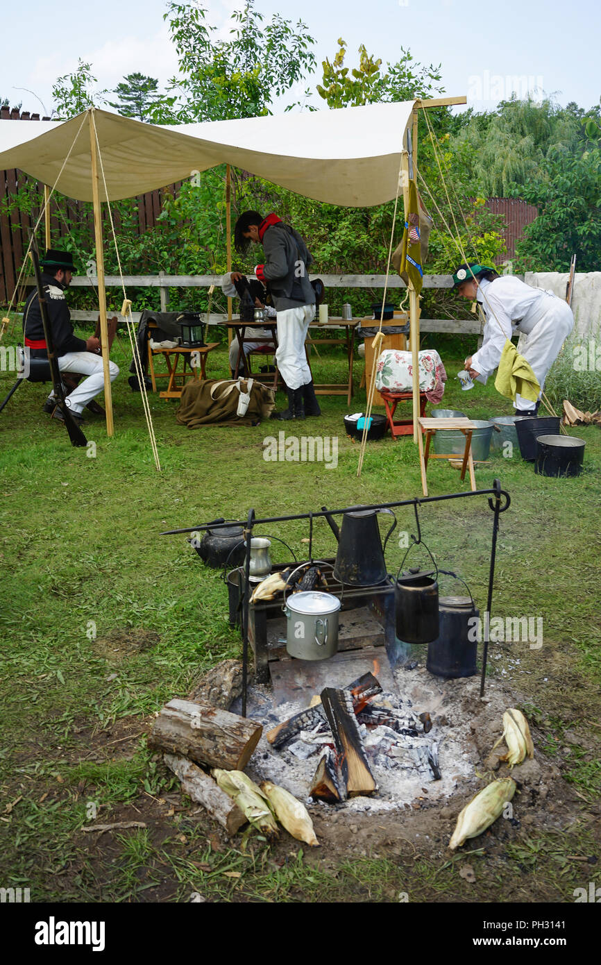 Lagerfeuer in der Britischen Armee, der Royal Navy, der amerikanischen militärischen Encampment mit Reenactors mit Piraten, Voyageurs und Royal Nanvy Gun Crew Stockfoto