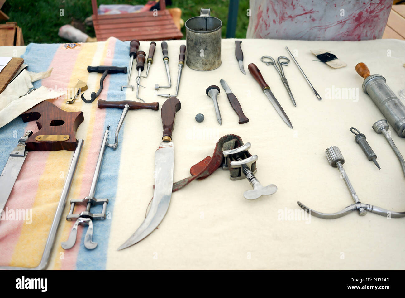 1812 medizinische Werkzeuge, Britische Militär, Royal Navy, US-amerikanischen militärischen Encampment mit Reenactors mit Piraten, Voyageurs und Royal Nanvy Gun Crew Stockfoto