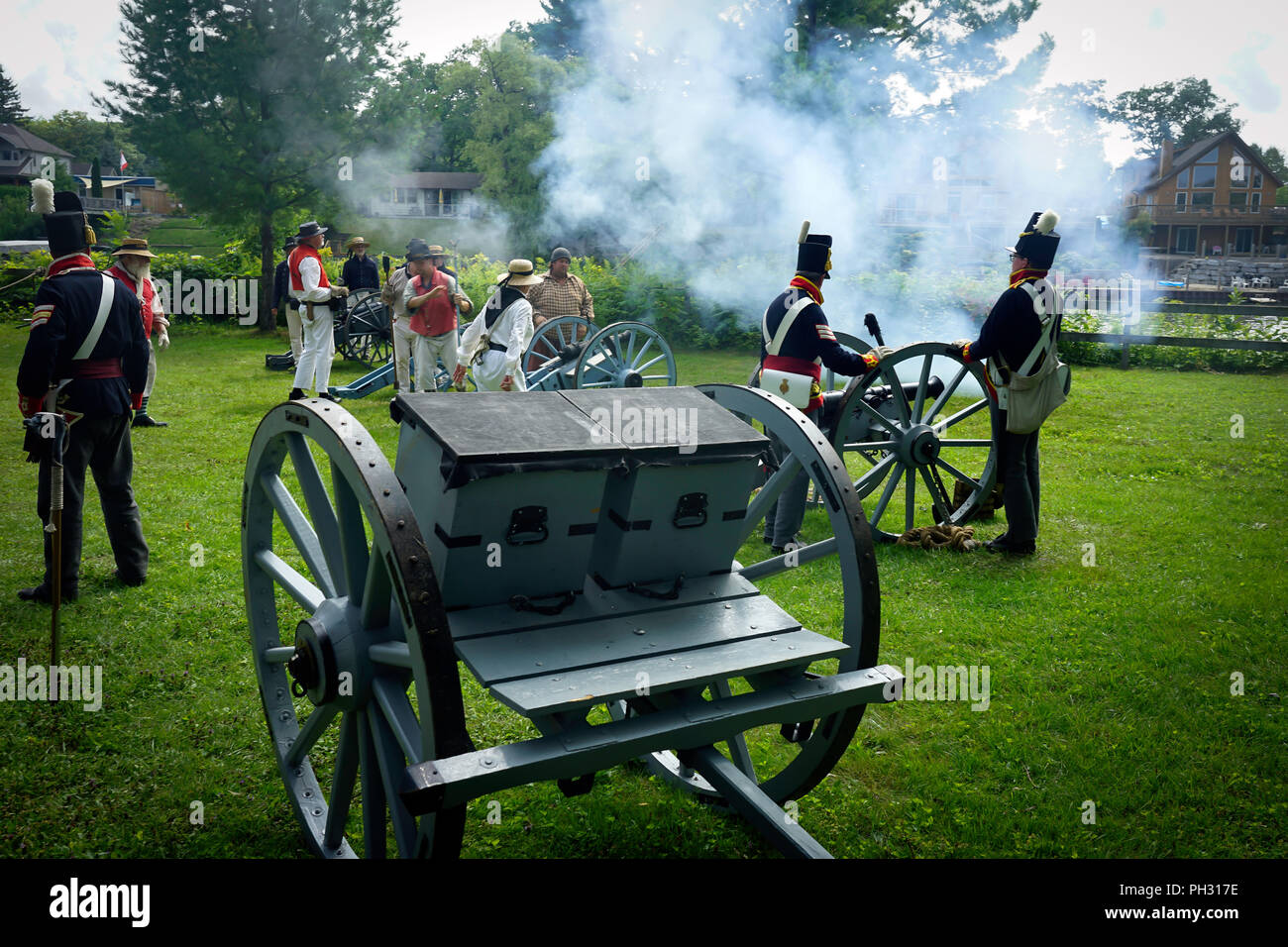 Maschinengewehre feuern bei der britischen Armee, der Royal Navy, der amerikanischen militärischen Encampment mit Reenactors mit Piraten, Voyageurs und Royal Nanvy Gun Crew. Stockfoto