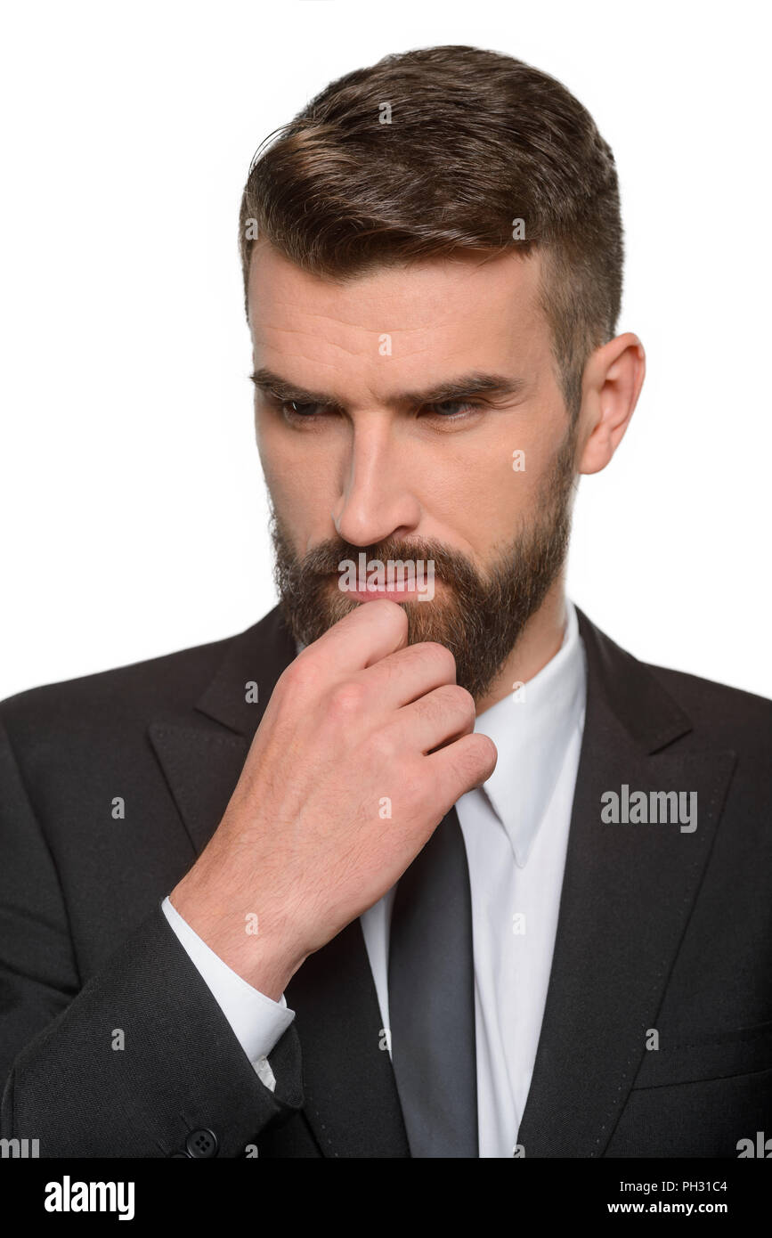 Unternehmer in der Tiefe Gedanken berührt den Bart mit einer Hand und sieht sich mit einem ernsten Gesicht. Professionelle gefangen bei seiner Arbeit. Stockfoto