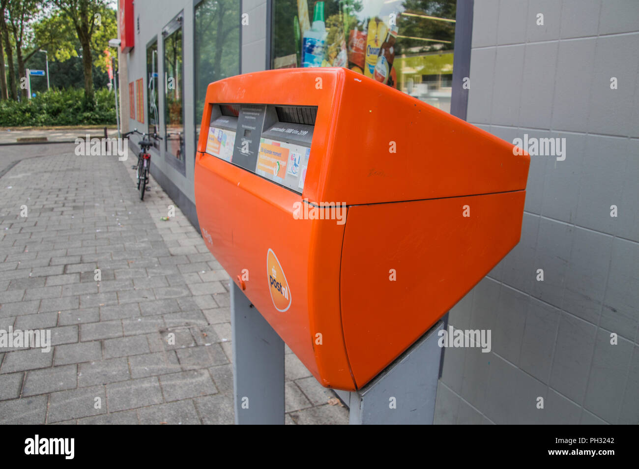 Post.nl Post Box in Amsterdam Die Niederlande 2018 Stockfoto