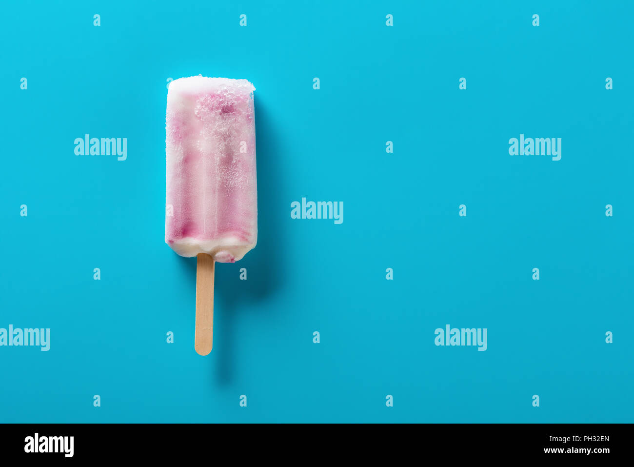 Erdbeeraroma popsicle auf einem blauen Hintergrund Stockfoto