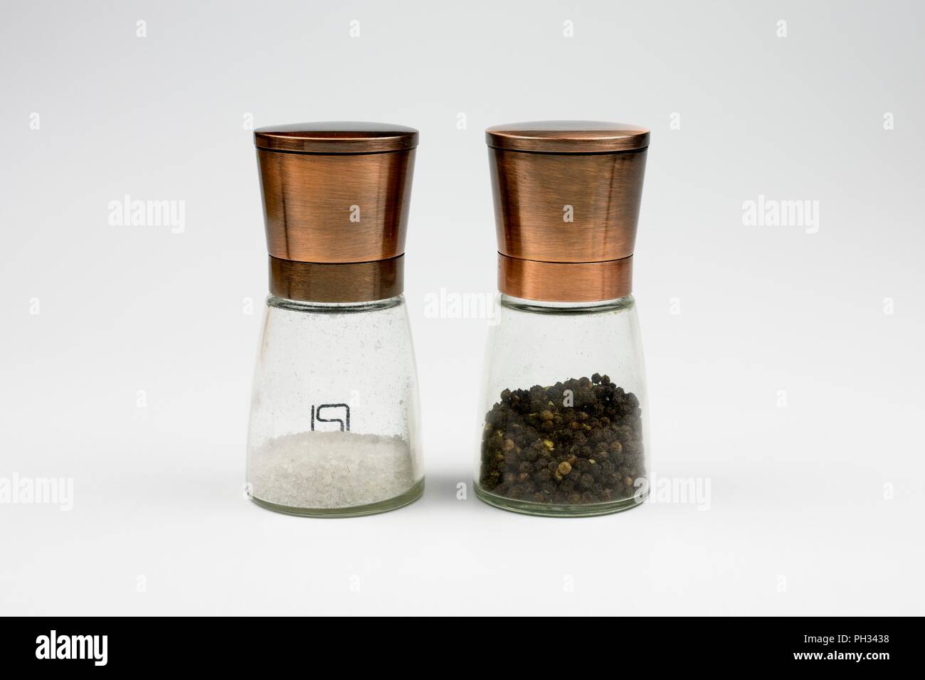 Paar Glas Salz und Pfeffer Schleifmaschinen Stockfoto