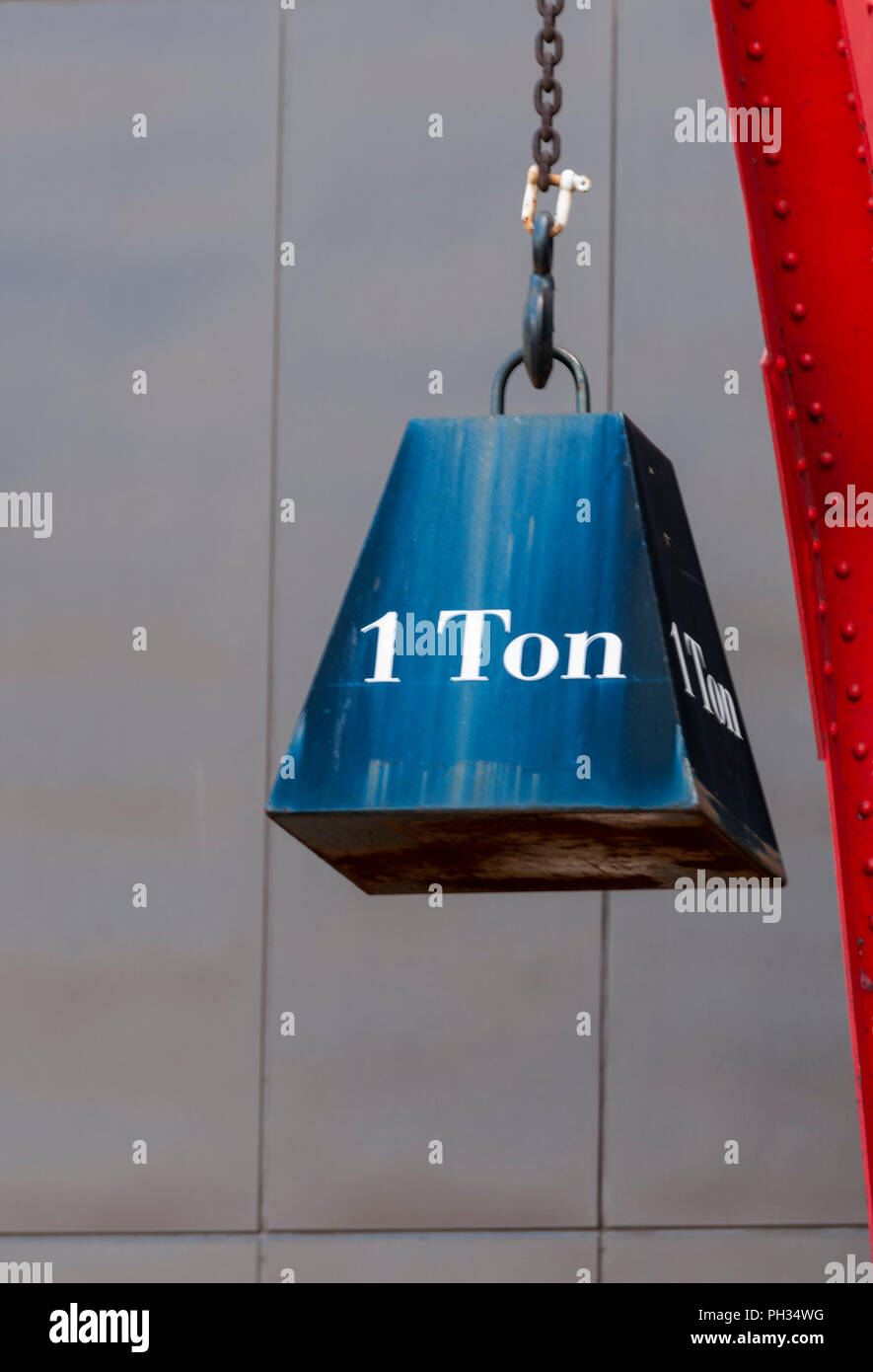 1 Tonne Gewicht ausgesetzt in St. Katherine's Dock, London Stockfoto