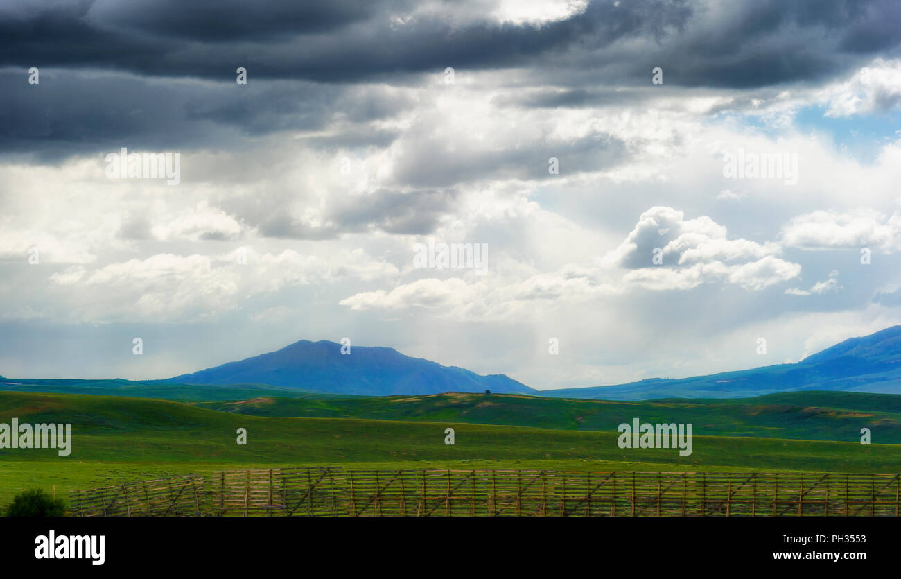 Blick auf die Wyoming bedrohlich bewölktem Himmel über offene Felder und Bereiche der Laramie Berge, von der Autobahn 80 gesehen Stockfoto