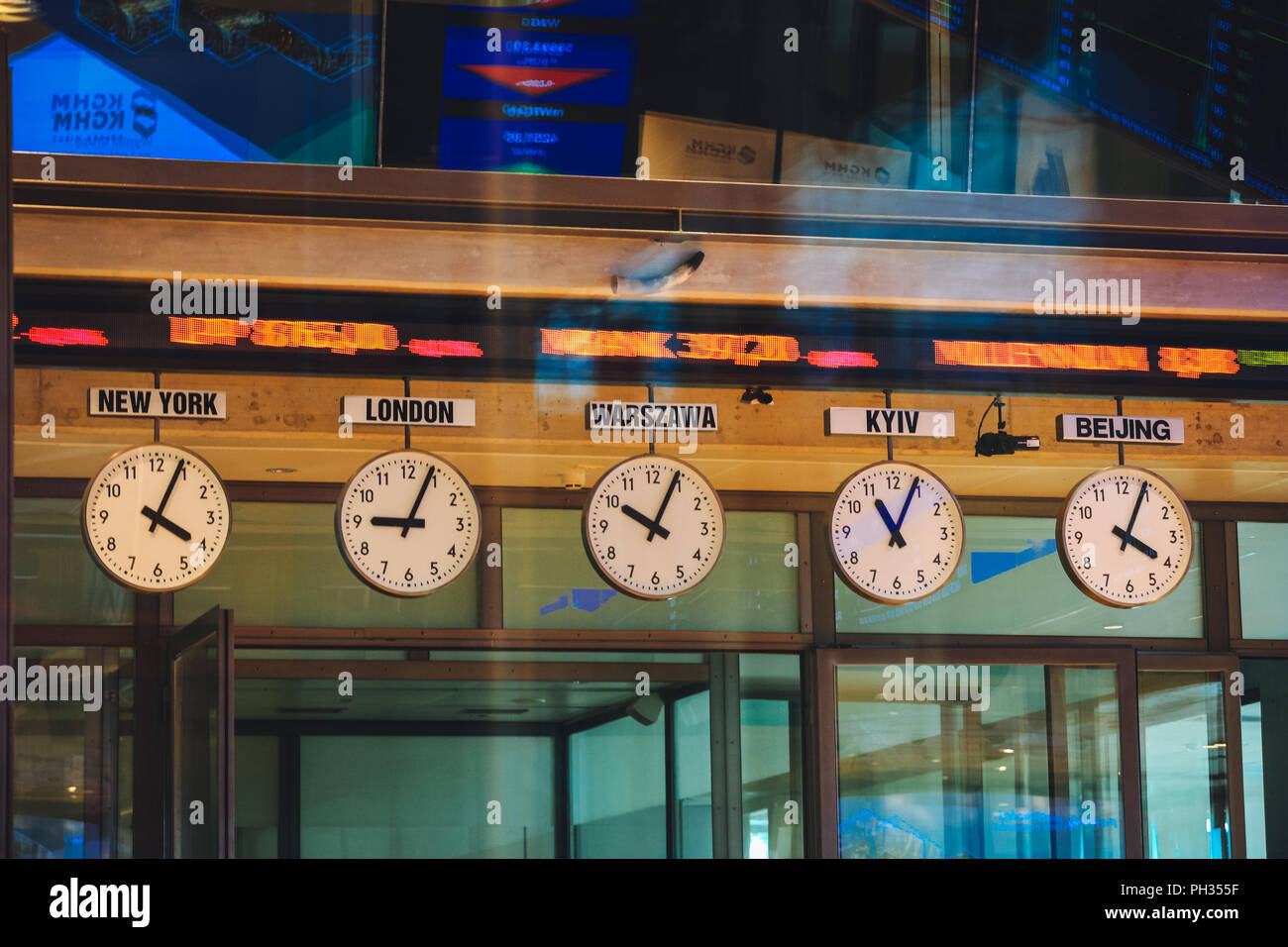 Polen, Warschau. August 17, 2018. Uhren display Zeiten in den verschiedenen Zeitzonen an der Warschauer Börse Stockfoto