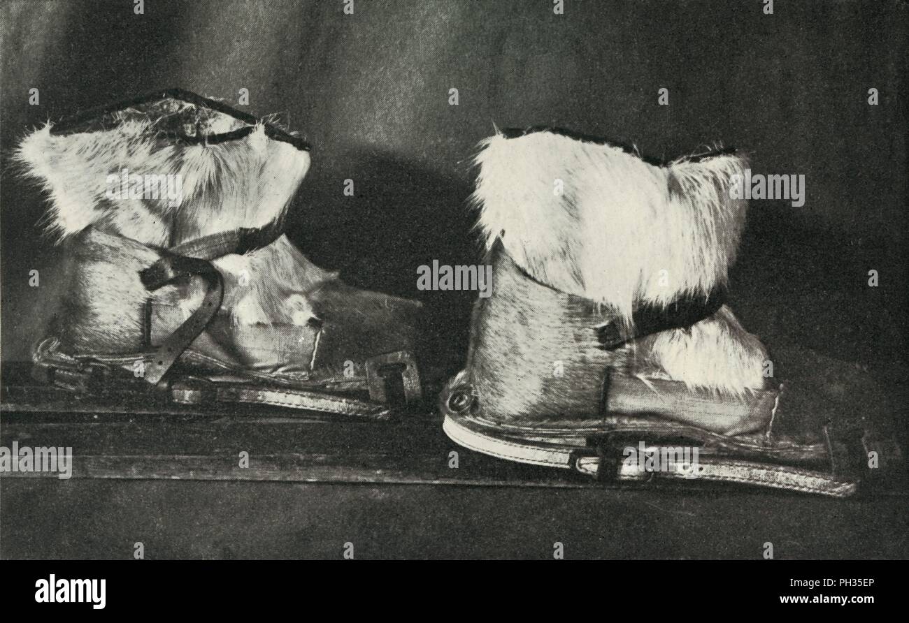 "Finnesko mit dem Ski-Shoes oben gezeigt', c 1910-1913, (1913). Artist: Herbert Ponting. Stockfoto