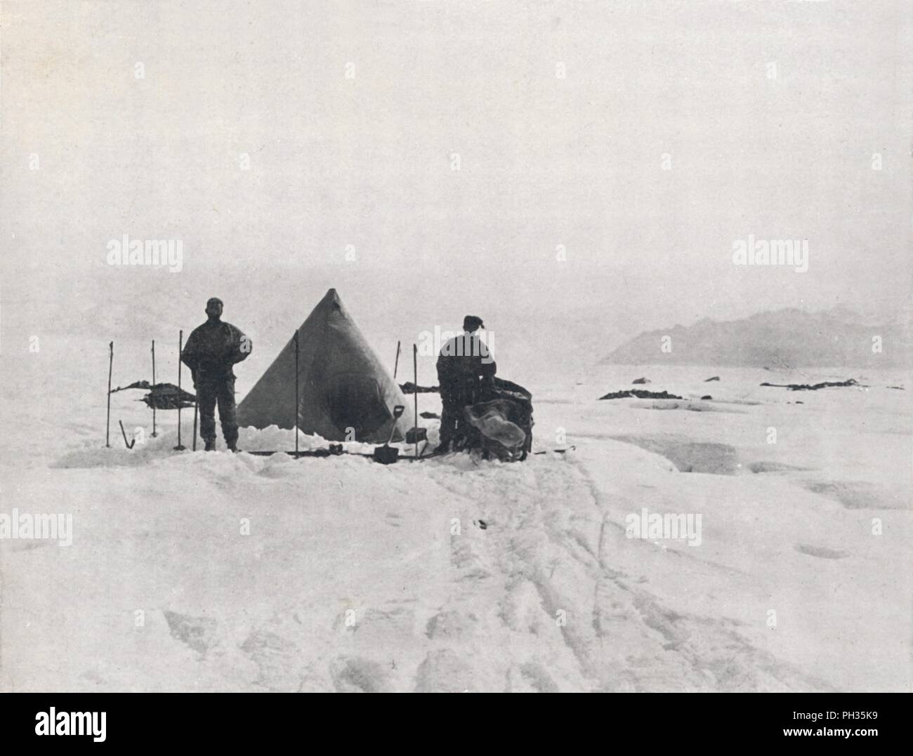 "Levick's Camp unter Gletscherspalten", 1912, (1913). Artist: G Murray Levick. Stockfoto
