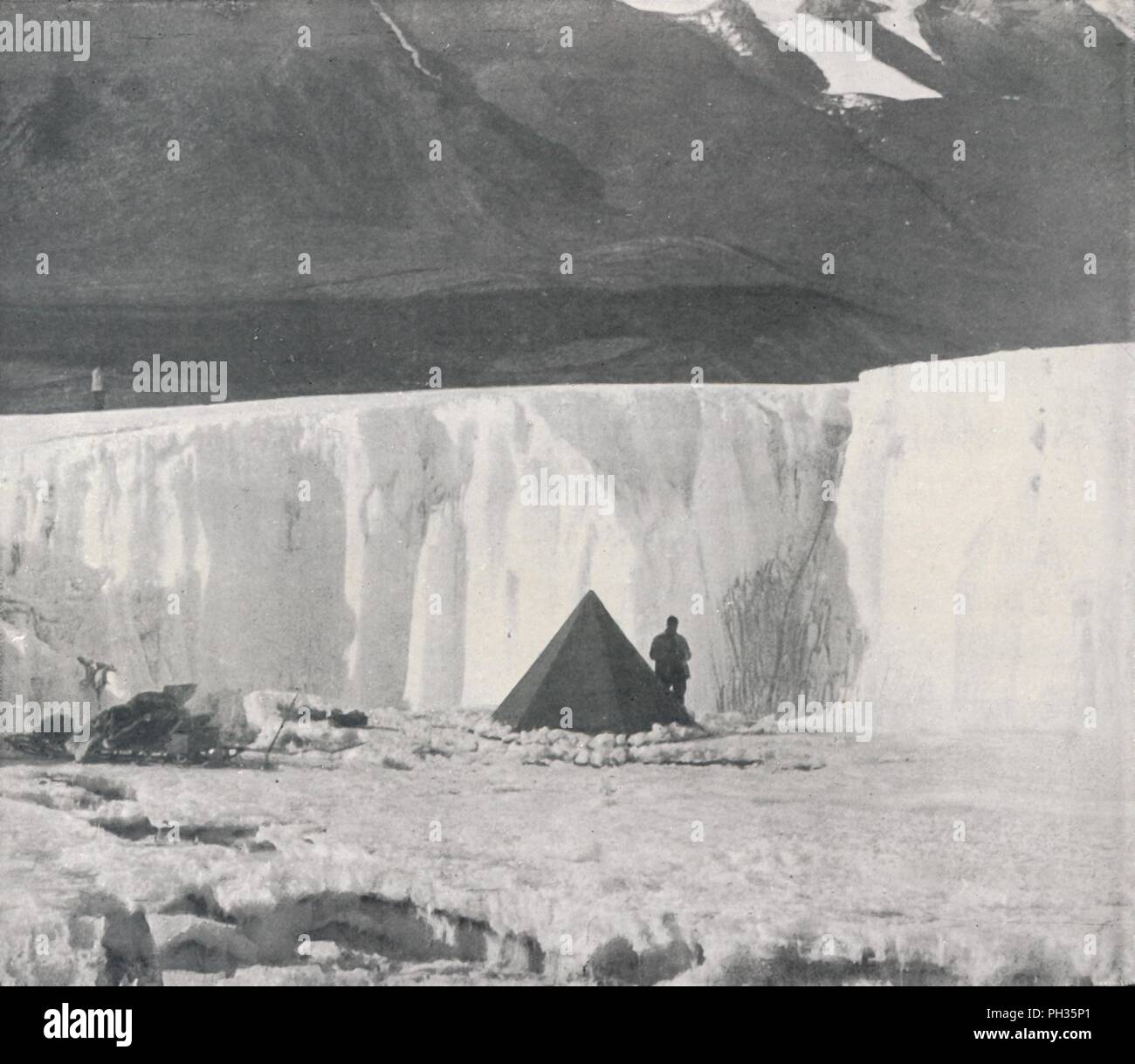 "Alkoven Lager in einer Oberfläche Gully der Taylor Glacier', c 1911 (1913). Artist: Frank Debenham. Stockfoto